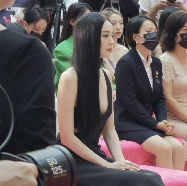 娜扎關曉彤出席同場活動對比明顯，一個像公主，一個像司儀