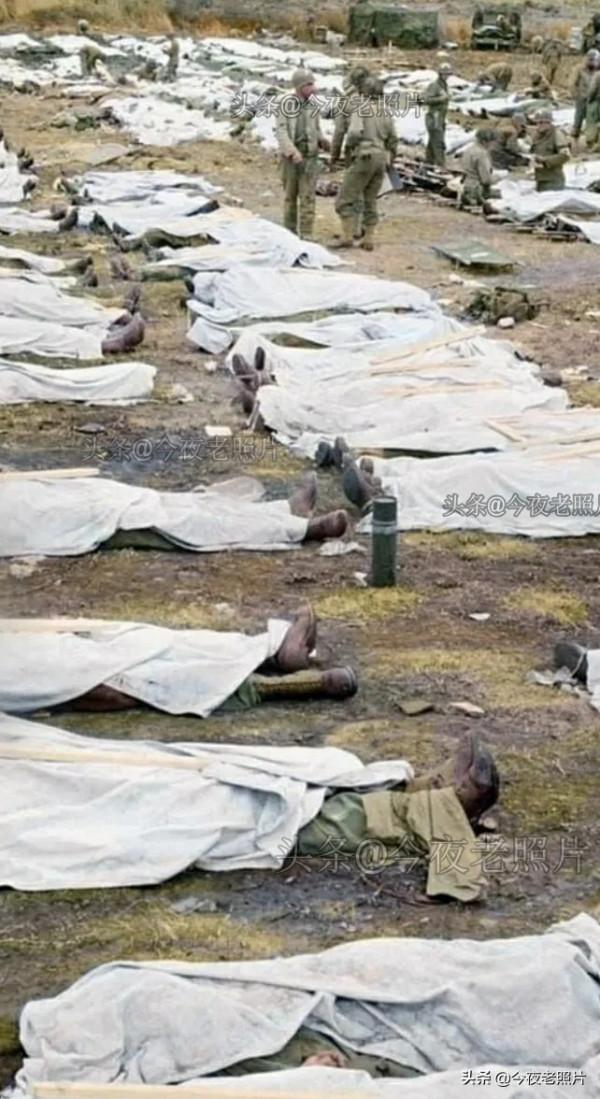 罕見照：小販給丘吉爾點雪茄，德軍與女友換裝，百年前的日本浴場