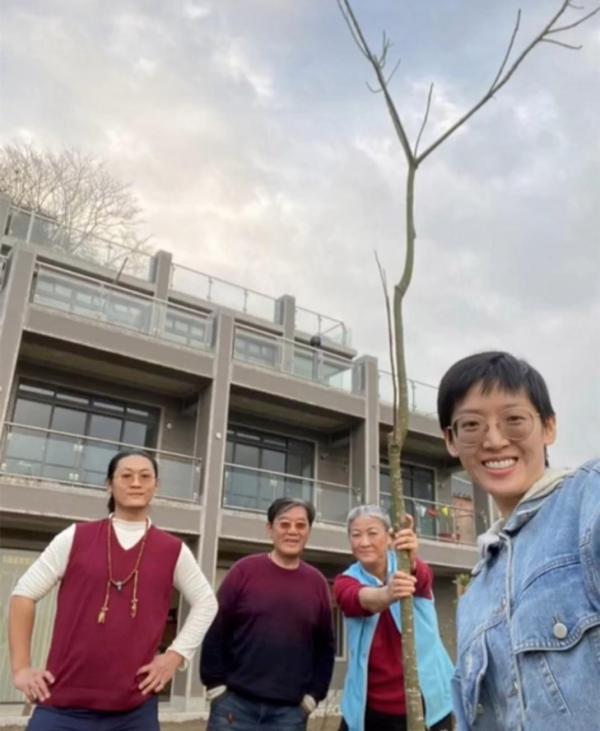 老戲骨李立群與家人慶中秋,31歲女兒留短髮神似林憶蓮,正與黑人男友熱戀 老戲骨李立群與家人慶中秋,31歲女兒留短髮神似林憶蓮,正與黑人男友熱戀