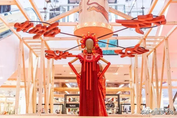 泰國年味兒特別濃，唐人街是春節大廟會，各大商場爭奇鬥豔拼裝飾