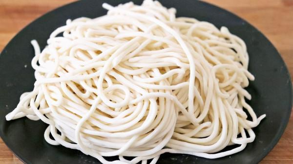 麵條別直接煮了，提前做好這一步，營養入味又解饞，比吃肉還過癮