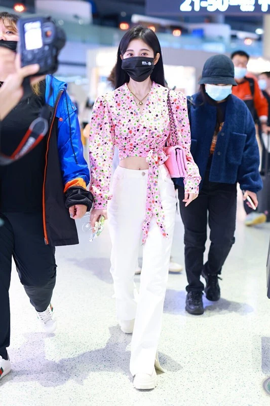 郝蕾穿出了70後女性想要的高階感,印花襯衫配闊腿褲,簡約又高階 郝蕾穿出了70後女性想要的高階感,印花襯衫配闊腿褲,簡約又高階