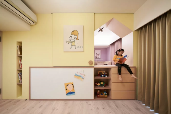 甘拜下風！櫃體下方掏個視窗，連通兩個空間，孩子當通道來用了