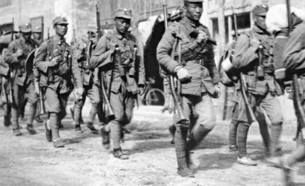 抗戰勝利，皮定均揮師南下，不知來歷的年輕人緊跟，皮有些危難了