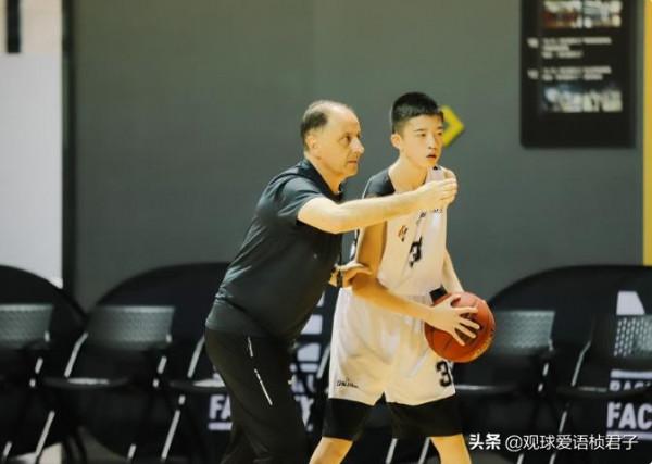 CBA黑馬提前抵達賽區，楊鳴迎來新名帥搭檔，超級外援疑再演鬧劇