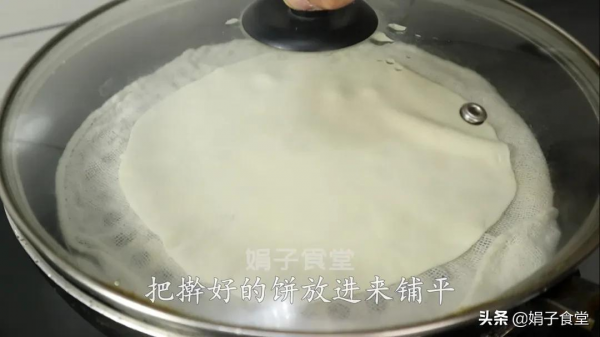 春餅新做法，柔軟勁道，薄透如紙，不用一滴油，一鍋能做十幾張
