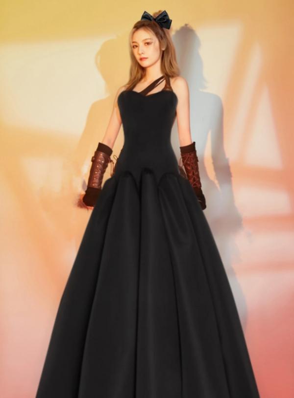 趙粵部落狼少女光影大片，黑色馬甲搭配黑紗長褲，野性又霸氣