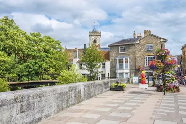 69歲英國富豪娶中國外賣員，連生三娃，多年專追中國女性