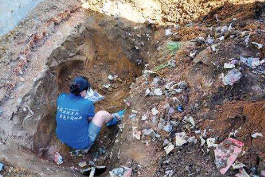 2017年雲南村民上山採藥，在汽油桶裡發現軍人遺骸，平均年齡20歲