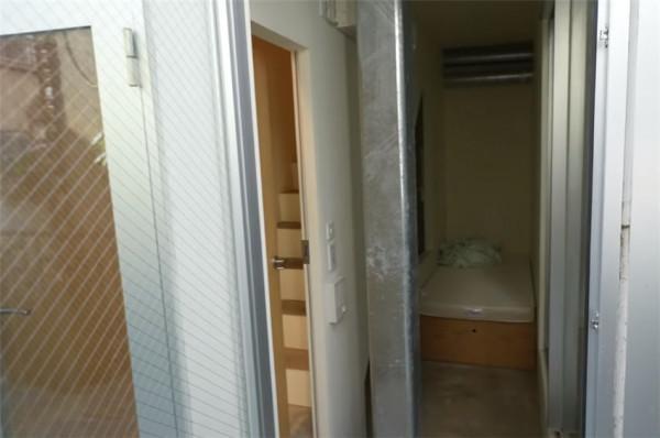 日本小哥蝸居7㎡公寓，吃住全在浴缸裡？網友：還沒我家陽臺大呢