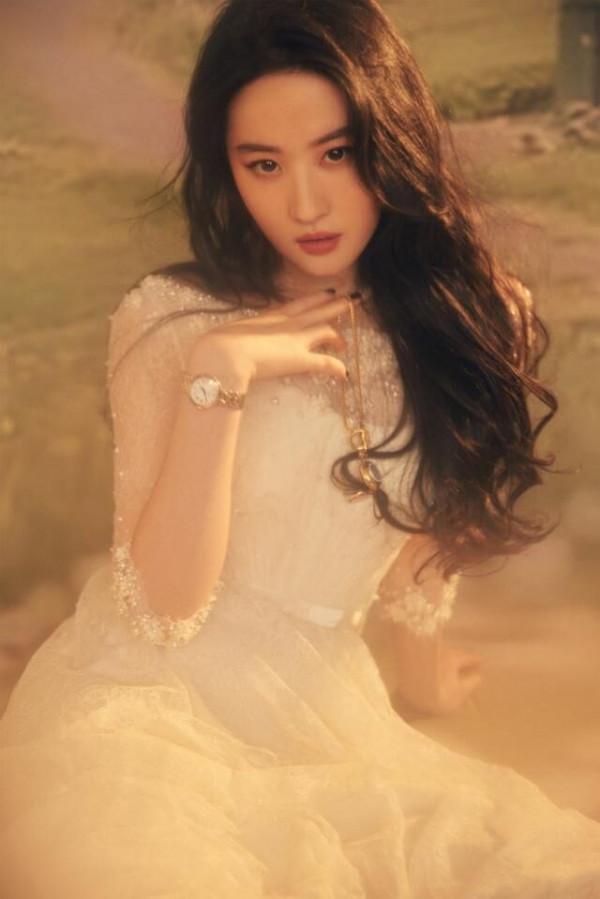 34歲劉亦菲發福不少，穿白裙依舊仙氣飄飄，全靠顏值在撐