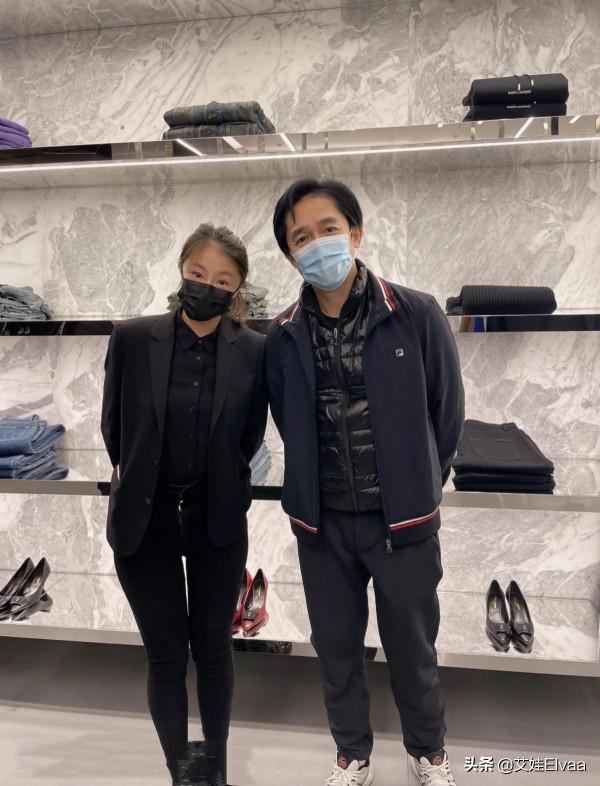 59歲梁朝偉真會打扮！穿500夾克配小腳褲合影，髮際線後移顯滄桑