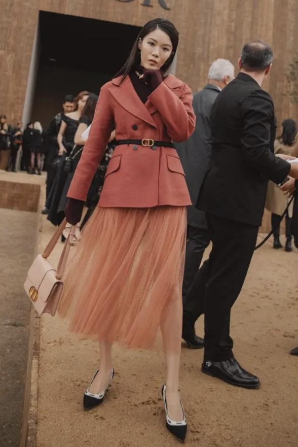 外套裡面別總穿衛衣了，今冬這樣穿最流行