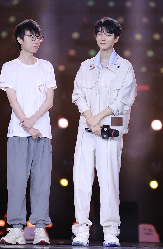 王俊凱氣質真挺好，簡約黑白穿搭難掩帥氣值，好似“小說男主角”