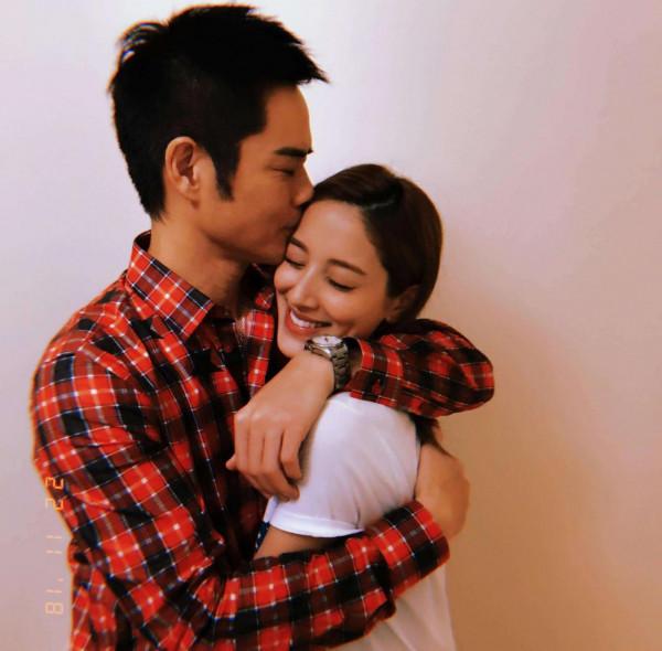 陳凱琳真是愛美，穿寬鬆連衣裙都遮不住孕肚，腳上卻依舊是高跟鞋