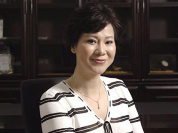 施之皓前妻曹燕華低調二婚,嫁1.93米帥氣老公,年近60看著像40歲 施之皓前妻曹燕華低調二婚,嫁1.93米帥氣老公,年近60看著像40歲