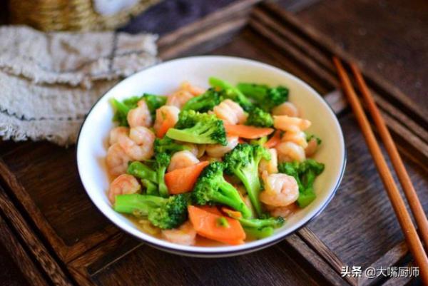 炒西藍花最忌焯水，老師傅教你一招，出鍋鮮嫩翠綠，營養還入味