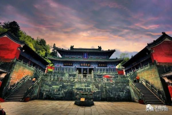 萬物負陰而抱陽，衝氣以為和。天之道利而不害；聖人之道為而不爭