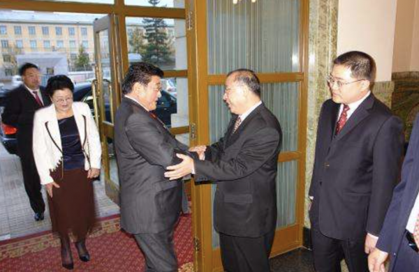 此人被譽為現代蒙古國國父，在位長達八年時間，堅決反對西方制度