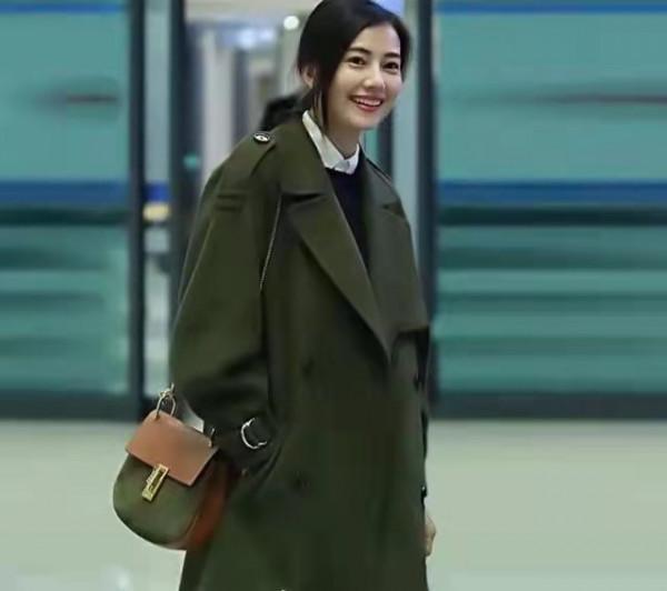 楊冪同款軍大衣時尚穿搭,高圓圓甜美,江疏影高冷,劉雯輕鬆駕馭 楊冪同款軍大衣時尚穿搭,高圓圓甜美,江疏影高冷,劉雯輕鬆駕馭