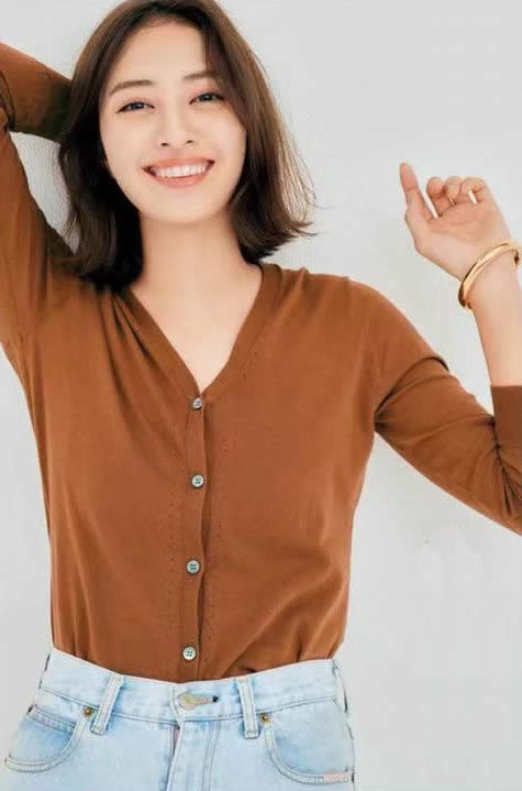 鬱悶，穿了多年的毛衣白穿了！不懂“骨架+膚色”，難怪一直穿錯