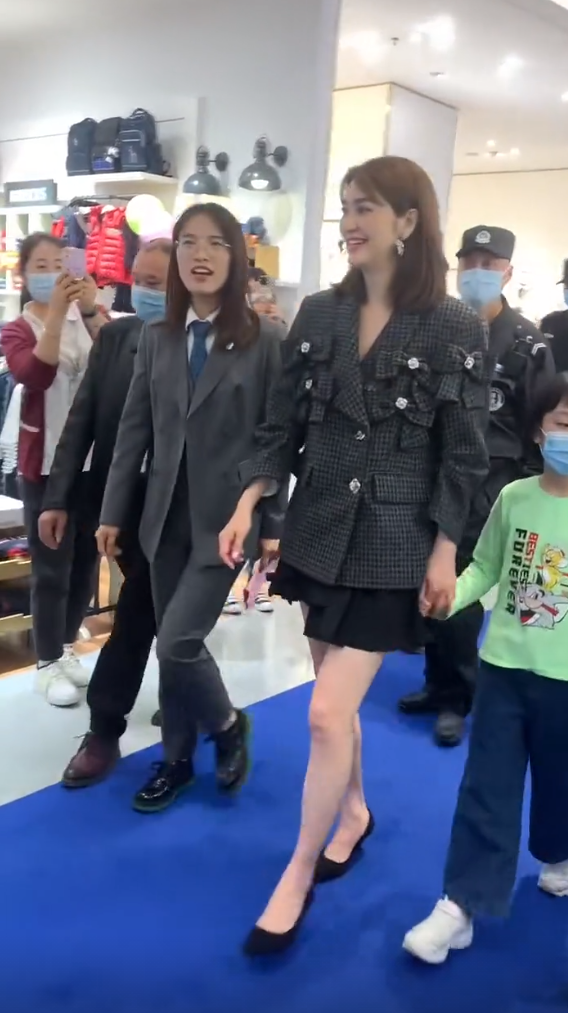 洪欣帶女兒逛商場被指排場大，多名保安為她開路，行人被擠到兩旁