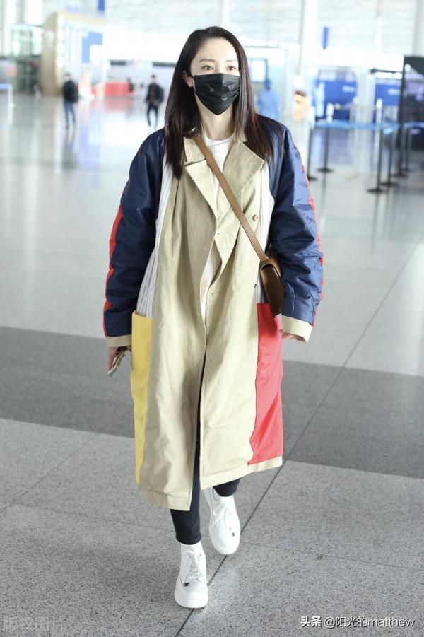 街拍:董璇拼色風衣+牛仔褲+運動鞋個性減齡 街拍:董璇拼色風衣+牛仔褲+運動鞋個性減齡