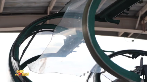 驚險！戰機山谷撞鳥飛行員冷靜處置，最終穩穩降落