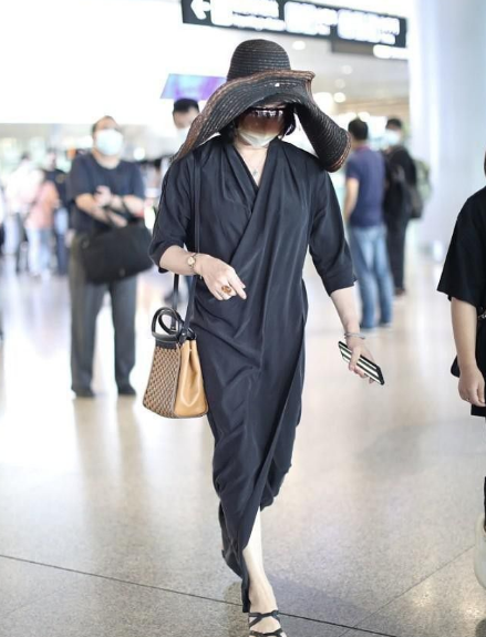 金星太有貴婦相,素色長裙配草編禮帽,走機場都像走T臺 金星太有貴婦相,素色長裙配草編禮帽,走機場都像走T臺