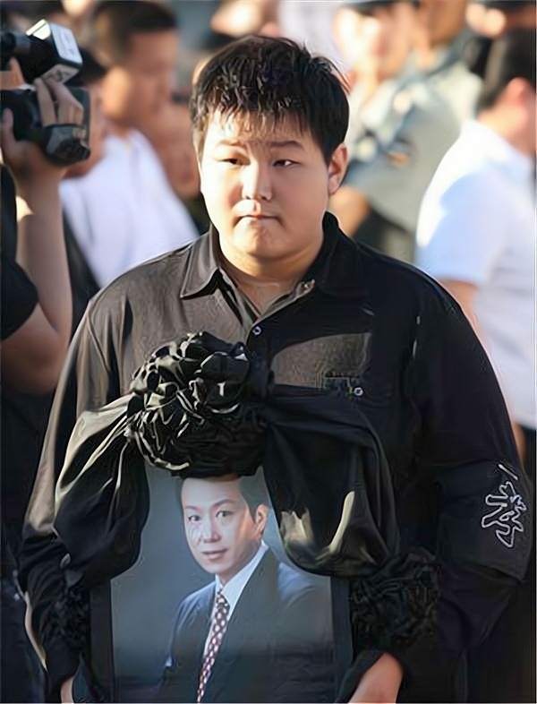 羅京：48歲去世，葬禮現場李瑞英表情痛苦，妻子改嫁兒子留學美國