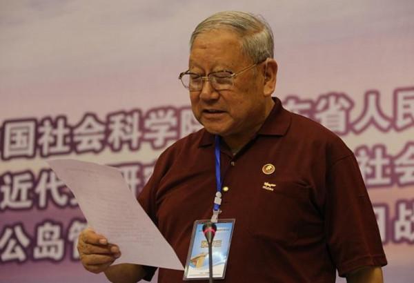 他擔任了七年海軍副司令，59歲升中將，曾對軍服表達不滿