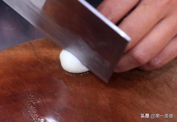 鵪鶉蛋的最佳吃法，全部不放一滴水，香辣過癮，表皮焦酥味道美