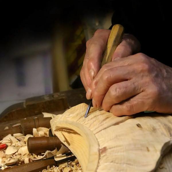 78歲大爺雕貼身衣物,一件25萬!網友看完後都說:有點味道 78歲大爺雕貼身衣物,一件25萬!網友看完後都說:有點味道