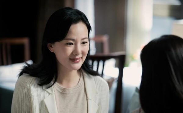 年輕時容貌平平、人到中年卻變驚豔大美女，歲月不敗真美人