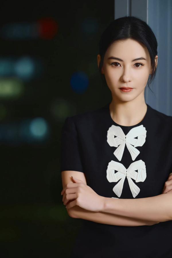 女神胖了後更美了！張柏芝終於變圓潤了，41歲穿小黑裙嫩回少女