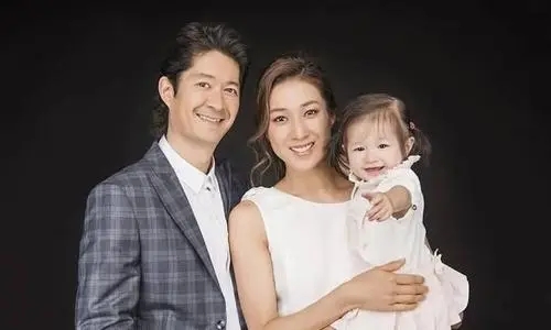 好彩妹鍾嘉欣：TVB霸屏女王，與林峰相戀無果，卻4天拿下富豪老公