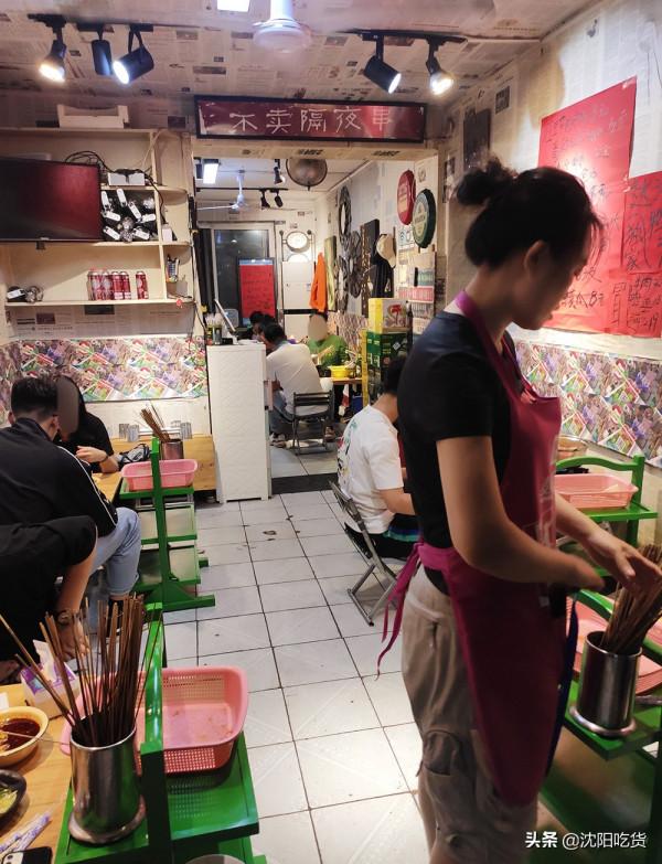 在一個特別不起眼的小衚衕裡,有一家有點像大排檔的6毛涮串 在一個特別不起眼的小衚衕裡,有一家有點像大排檔的6毛涮串