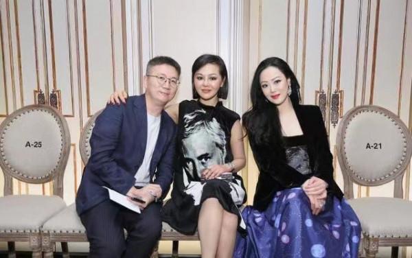 章小蕙穿高定裙看秀，58歲看不出來是貴婦，看來“真名媛”