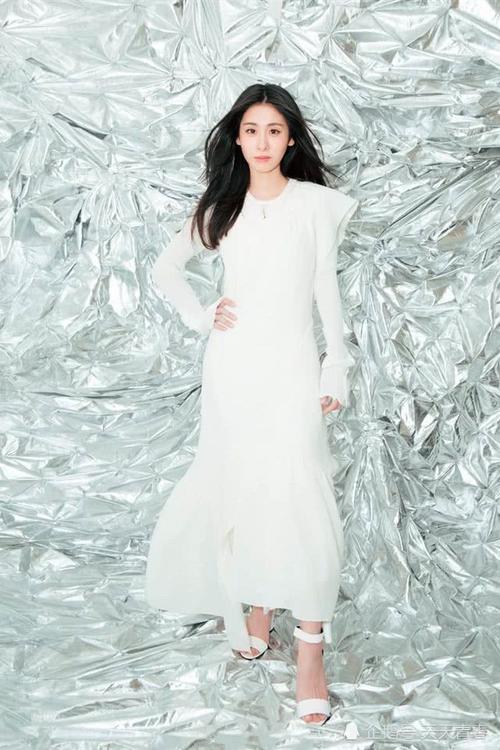 張碧晨身材好，顏值也不差也會“穿”，但為何總是給人老氣的感覺