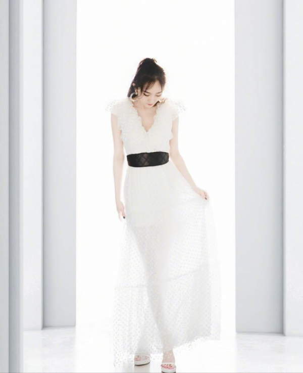 楊冪的時尚感誰不服?這麼老土的針織衫,配條皮短褲瞬間變高階 楊冪的時尚感誰不服?這麼老土的針織衫,配條皮短褲瞬間變高階