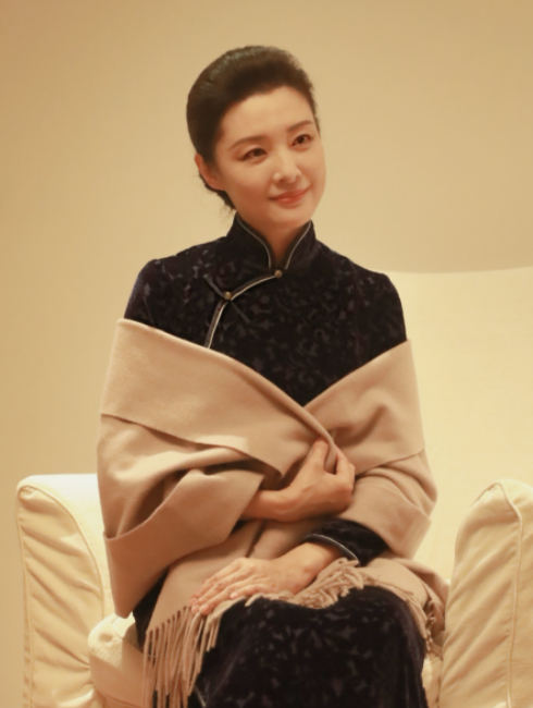 53歲周濤私下工作狀態曝光！紅裙配運動鞋顯俏皮，單手叉腰好可愛