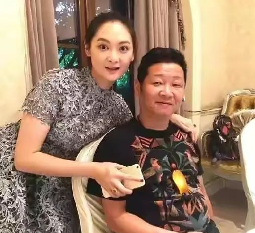 不靠顏值靠才華，這6位長相一般的男演員，媳婦一個比一個漂亮