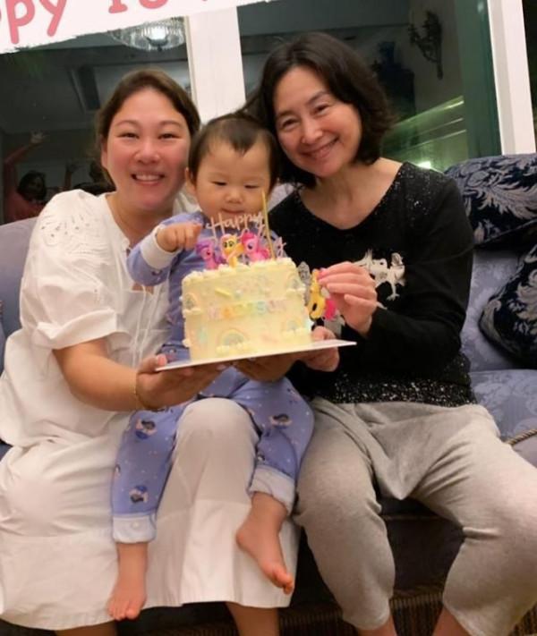 何超瓊被拍近照，眼袋深重頸紋多皺，真名媛老了氣質還那麼高貴