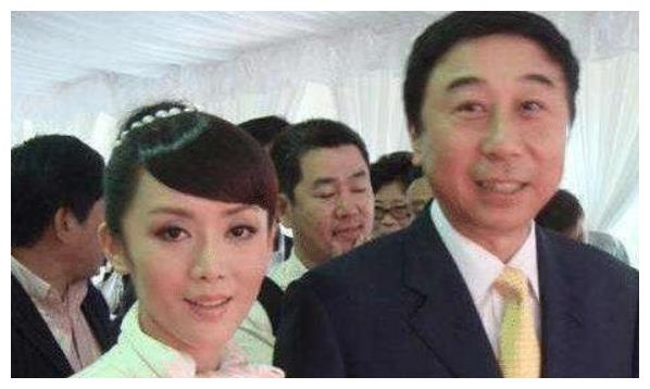 登春晚33年，曾被保姆敲詐“分手費”，62歲退休，馮鞏如今怎樣了