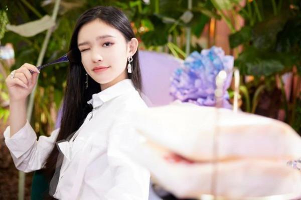 林允穿襯衫配皮褲硬扮成熟,但初戀臉太顯嫩,長髮及腰讓人羨慕 林允穿襯衫配皮褲硬扮成熟,但初戀臉太顯嫩,長髮及腰讓人羨慕