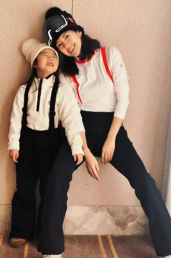 章子怡近照快瘦成麻桿，穿滑雪服腿和6歲醒醒一樣粗，腰身更窈窕