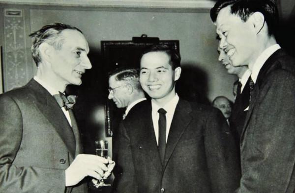 楊振寧晚年改回中國籍，只為養老？看看他對國家做的貢獻有多大吧