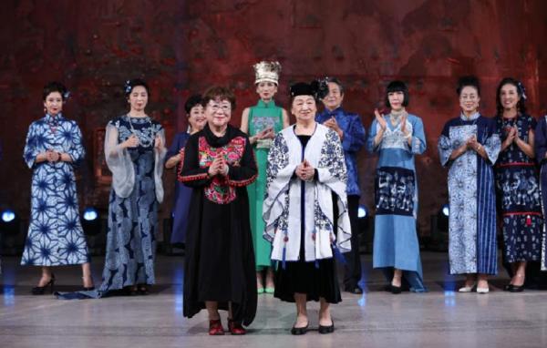 “穿越”千年！蠟染工藝綻放北京時裝週舞臺