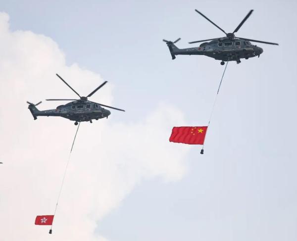 國慶第一天,香港大街小巷披上了“中國紅” 國慶第一天,香港大街小巷披上了“中國紅”