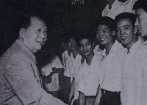 1971年深夜，毛主席作出一個劃時代的偉大決定，催促道：快打電話